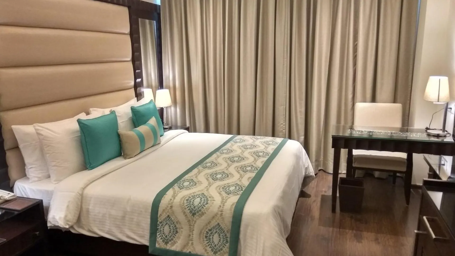 Deventure Sarovar Portico Kapashera, New Delhi Otel