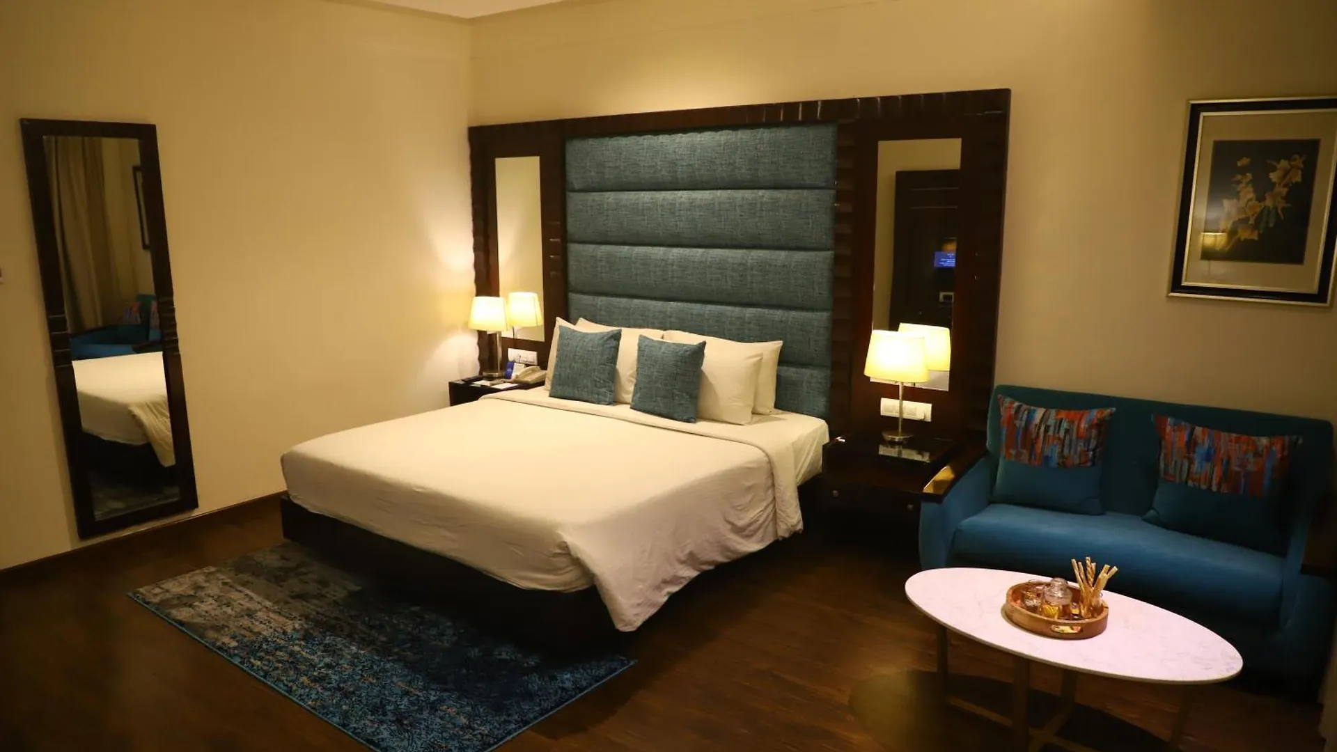 **** Otel Deventure Sarovar Portico Kapashera, New Delhi Hindistan