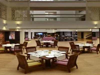 Otel Deventure Sarovar Portico Kapashera, New Delhi